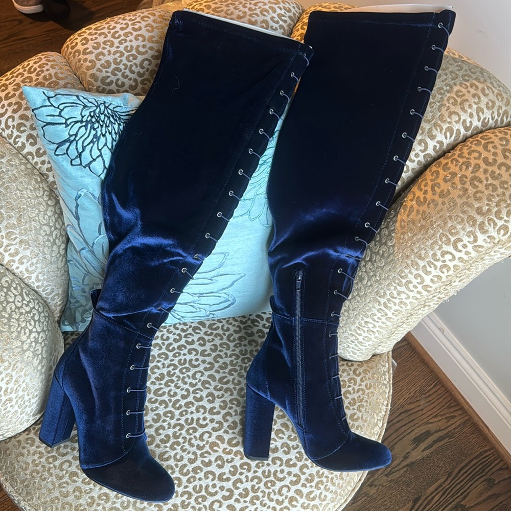 NIB Chinese Laundry “Benita” blue velvet lace up block heel otk boot